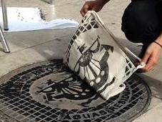 Elle utilise plaques d’égouts pour sérigraphier T-Shirts