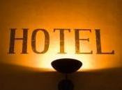 hôtel licencie tous employés masculins pour empêcher coucher avec clientes