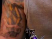 Deux hommes victimes d'un canular tatouent visage pour trouver travail