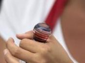 homme attaque policier coups