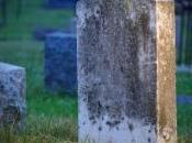 homme dans chapelle funéraire