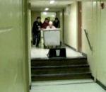 Saut tremplin avec poubelle