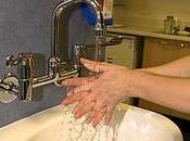 médecins lavent mains entre patients