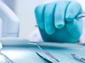 homme s'arrache dents avec pinces