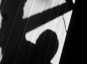 voleur tente s'enfuir montrant fesses poursuivants