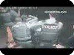police tabasse homme dans ascenseur (video)