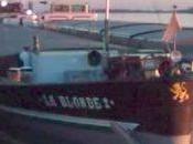 Encore bateau bord digue Port Louis Rhône