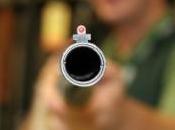 homme pleure après avoir échoué braquer magasin spiritueux