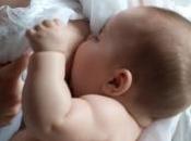 femme alcoolisée allaite bébé alors qu'elle volant