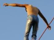 artiste tient équilibre 1000 mètres vélo trapèze