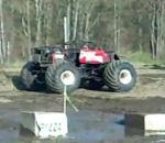 monster truck fait backflip