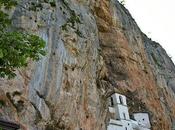monastère dans roche