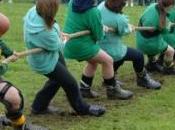 homme fait arracher main lors d'un corde