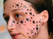 Video: jeune femme fait tatouer étoiles visage pendant sommeil