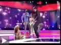 Video: choriste Rick Astley s'étale scène Dizzee Rascal chute