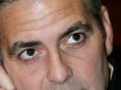 George Clooney cherche entrer contact avec cochon mort