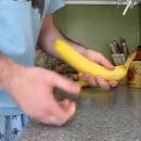 Éplucher banane comme singe
