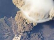 Éruption d’un volcan l’espace