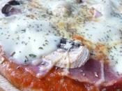 Pizza jambon champignon poivron jaune mozzarella coulis maison