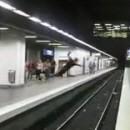 Salto dessus rails métro