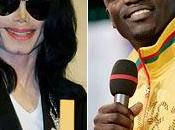 Akon rend hommage Michael Jackson chantant
