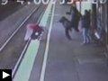 Video: bébé poussette tombe rails d'un train (Australie)