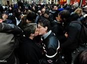 Kiss-in Paris contre l'homophobie