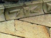 outils tailleur pierre l'église Chambonnas (07), datant XIIIe siècle