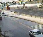 camion avec benne relevée détruit passerelle Turquie