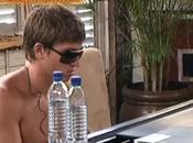 Ferme Célébrités Afrique Mickael Vendetta prend verre d'eau