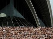 personnes nues devant l'opéra Sydney‎