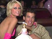 Paris Hilton sort avec fiancé
