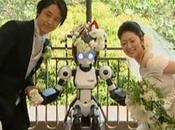 Japon, couple marie devant robot