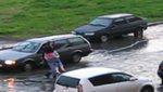 demoiselles détresse apès inondations faire éclabousser dans flaque d'eau videos