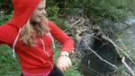 Video choc: jeune fille jette pauvres petits chiots dans rivière