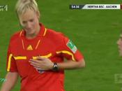 Quand joueur foot profite arbitre féminin pour toucher seins… (Vidéo)