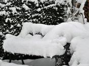 Banc jardin habillé d'un confortable coussin neigeux