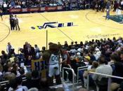mascotte Utah Jazz bagarre avec supporteur terrain basket