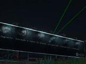 billboards imitent opération chirurgicale laser