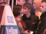 Justin Bieber Selena Gomez s'embrassent enfin, vidéo