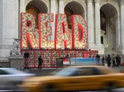 livres empilés devant Bibliothèque Publique York
