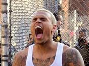 Chris Brown fond dans sport pour calmer colères (PHOTOS)