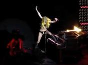 Lose Lady Gaga chute lourdement plein milieu d’un concert Vidéo