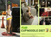 (Marketing alternatif) jolie fille dénudée poteau télégraphique