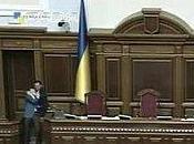 Ukraine: vice-président parlement tente d'étrangler député