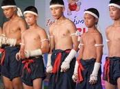 Thaïlande. Udonthani: Boxe Muay Thaïe danse traditionnelle.