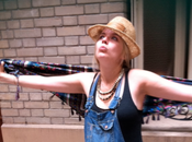 Chapeau paille salopette petite maison dans prairie