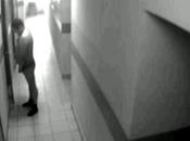 policier russe slip urine dans bureaux