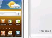 Samsung Galaxy dans robe blanche