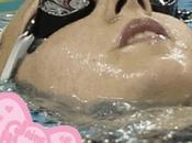 nageuse française Alexianne Castel s'entraine avec verre Hello Kitty